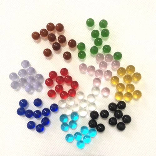 كرات زجاجية صغيرة